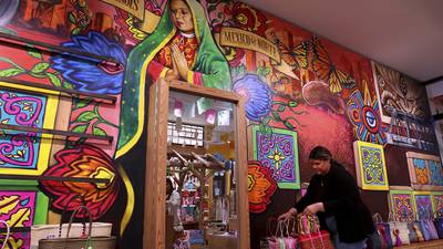 Nuevo mural honra la herencia mexicana de Chicago con mariposa