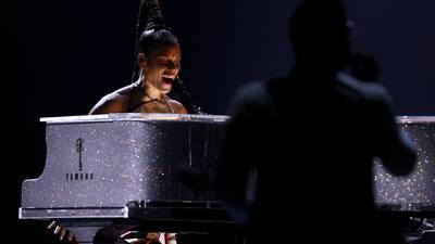 Review: Alicia Keys spreads her energy all around United Center